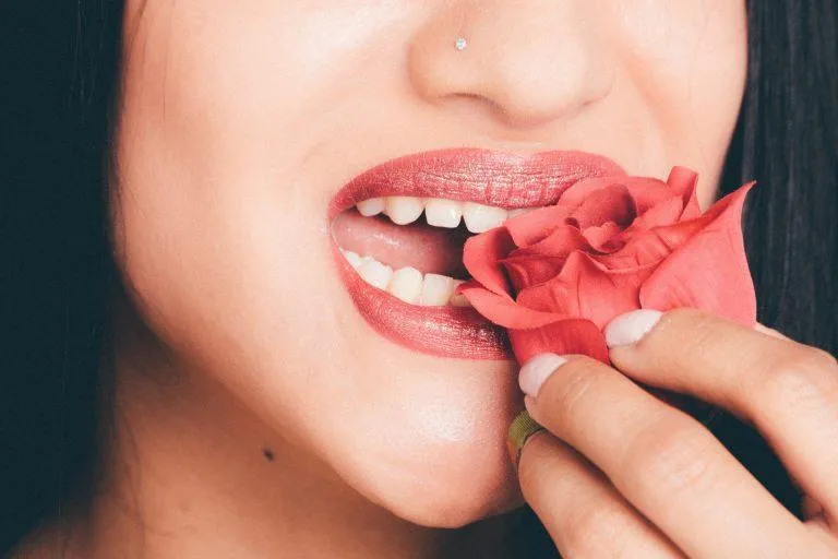 4 Best Home Remedies to Whiten Teeth Naturally and Quickly