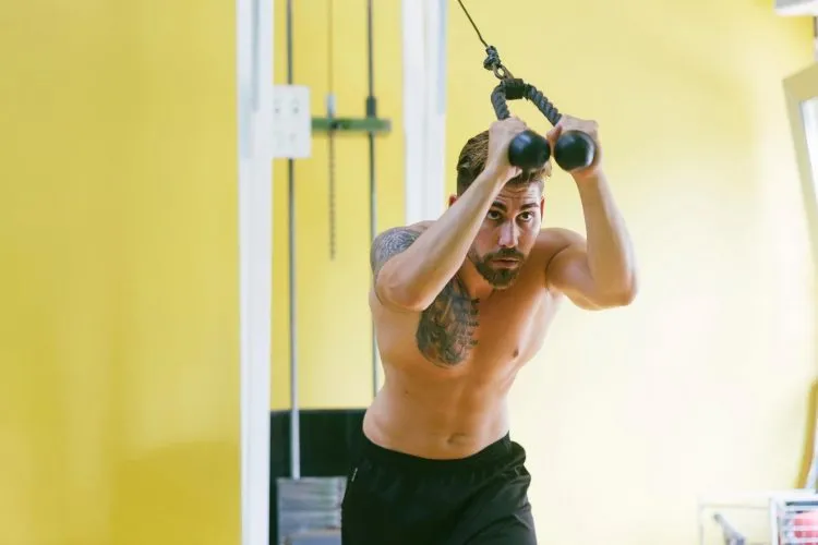 Full Extension On Lower Lat Exercises Pulldown